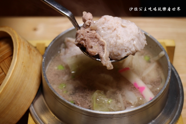 小二月飯湯(新莊幸福店)：食尚玩家介紹.新莊美食『小二月飯湯(新莊幸福店)』一個人也能吃迷你版蒸籠海鮮塔火鍋