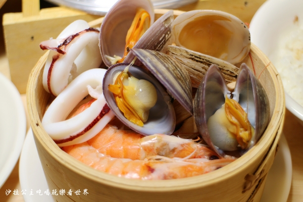 小二月飯湯(新莊幸福店)：食尚玩家介紹.新莊美食『小二月飯湯(新莊幸福店)』一個人也能吃迷你版蒸籠海鮮塔火鍋