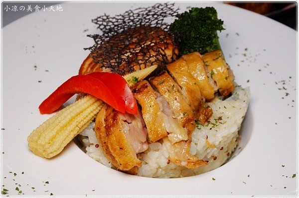 X-burger:台中南屯』X-Burger 美式餐廳║超邪惡宵夜美食。美式啤酒bar、運動餐廳、夜店風,火山熔岩起司牛肉堡只要1元?!!!