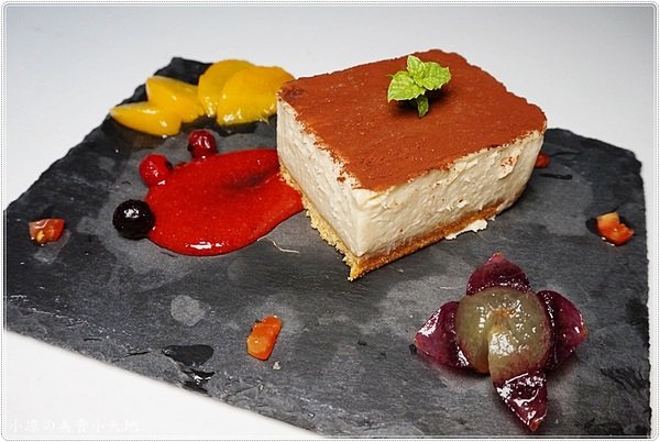 X-burger:台中南屯』X-Burger 美式餐廳║超邪惡宵夜美食。美式啤酒bar、運動餐廳、夜店風,火山熔岩起司牛肉堡只要1元?!!!