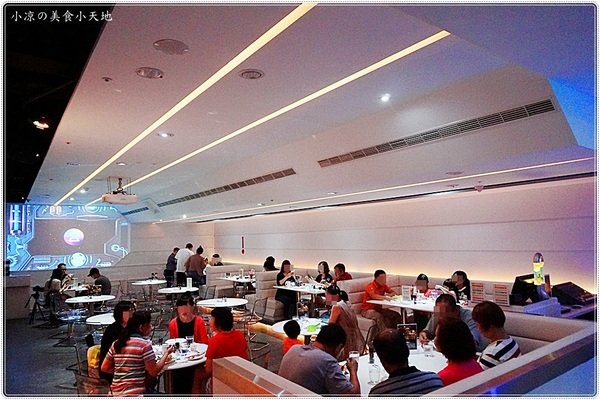 X-burger:台中南屯』X-Burger 美式餐廳║超邪惡宵夜美食。美式啤酒bar、運動餐廳、夜店風,火山熔岩起司牛肉堡只要1元?!!!