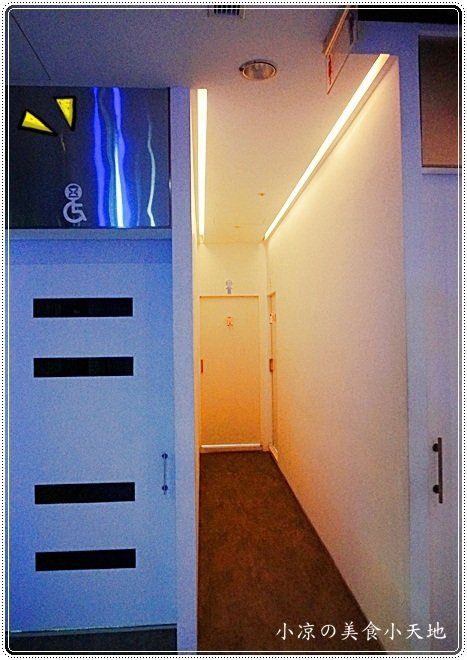 X-burger:台中南屯』X-Burger 美式餐廳║超邪惡宵夜美食。美式啤酒bar、運動餐廳、夜店風,火山熔岩起司牛肉堡只要1元?!!!