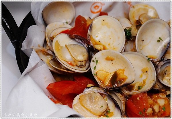 X-burger:台中南屯』X-Burger 美式餐廳║超邪惡宵夜美食。美式啤酒bar、運動餐廳、夜店風,火山熔岩起司牛肉堡只要1元?!!!