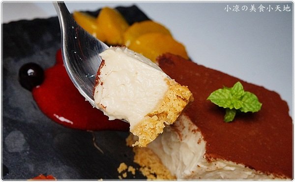 X-burger:台中南屯』X-Burger 美式餐廳║超邪惡宵夜美食。美式啤酒bar、運動餐廳、夜店風,火山熔岩起司牛肉堡只要1元?!!!