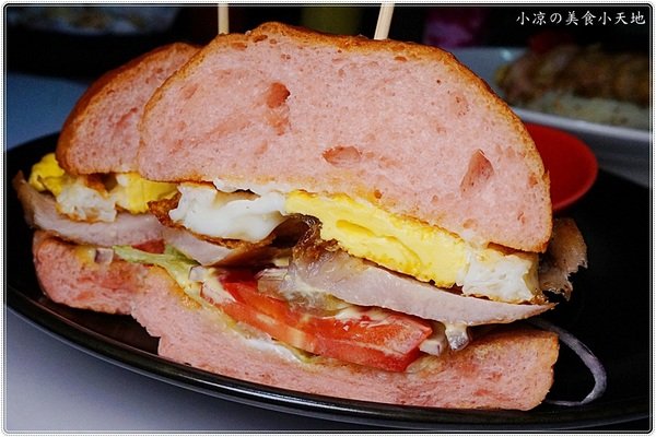 X-burger:台中南屯』X-Burger 美式餐廳║超邪惡宵夜美食。美式啤酒bar、運動餐廳、夜店風,火山熔岩起司牛肉堡只要1元?!!!