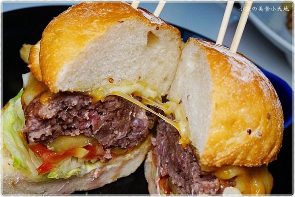 X-burger:台中南屯』X-Burger 美式餐廳║超邪惡宵夜美食。美式啤酒bar、運動餐廳、夜店風,火山熔岩起司牛肉堡只要1元?!!!