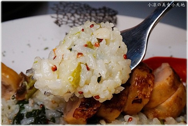 X-burger:台中南屯』X-Burger 美式餐廳║超邪惡宵夜美食。美式啤酒bar、運動餐廳、夜店風,火山熔岩起司牛肉堡只要1元?!!!