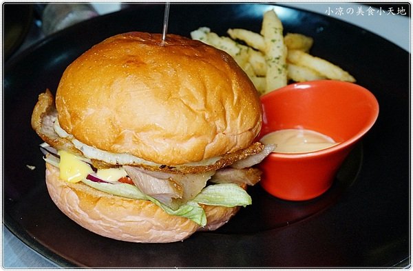 X-burger:台中南屯』X-Burger 美式餐廳║超邪惡宵夜美食。美式啤酒bar、運動餐廳、夜店風,火山熔岩起司牛肉堡只要1元?!!!