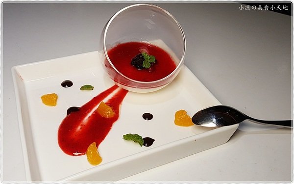 X-burger:台中南屯』X-Burger 美式餐廳║超邪惡宵夜美食。美式啤酒bar、運動餐廳、夜店風,火山熔岩起司牛肉堡只要1元?!!!