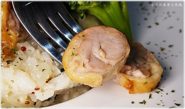 X-burger:台中南屯』X-Burger 美式餐廳║超邪惡宵夜美食。美式啤酒bar、運動餐廳、夜店風,火山熔岩起司牛肉堡只要1元?!!!