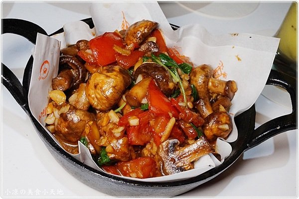 X-burger:台中南屯』X-Burger 美式餐廳║超邪惡宵夜美食。美式啤酒bar、運動餐廳、夜店風,火山熔岩起司牛肉堡只要1元?!!!