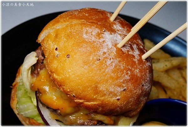 X-burger:台中南屯』X-Burger 美式餐廳║超邪惡宵夜美食。美式啤酒bar、運動餐廳、夜店風,火山熔岩起司牛肉堡只要1元?!!!