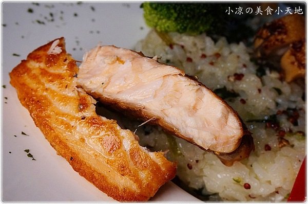 X-burger:台中南屯』X-Burger 美式餐廳║超邪惡宵夜美食。美式啤酒bar、運動餐廳、夜店風,火山熔岩起司牛肉堡只要1元?!!!