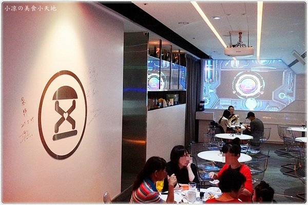 X-burger:台中南屯』X-Burger 美式餐廳║超邪惡宵夜美食。美式啤酒bar、運動餐廳、夜店風,火山熔岩起司牛肉堡只要1元?!!!