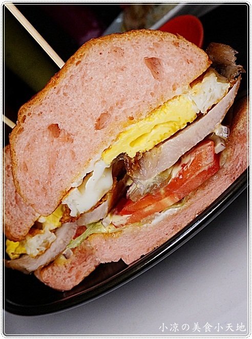 X-burger:台中南屯』X-Burger 美式餐廳║超邪惡宵夜美食。美式啤酒bar、運動餐廳、夜店風,火山熔岩起司牛肉堡只要1元?!!!