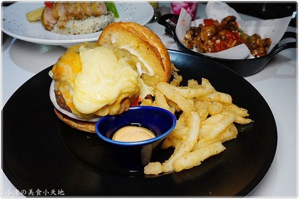 X-burger:台中南屯』X-Burger 美式餐廳║超邪惡宵夜美食。美式啤酒bar、運動餐廳、夜店風,火山熔岩起司牛肉堡只要1元?!!!