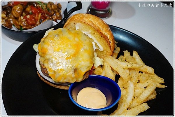 X-burger:台中南屯』X-Burger 美式餐廳║超邪惡宵夜美食。美式啤酒bar、運動餐廳、夜店風,火山熔岩起司牛肉堡只要1元?!!!