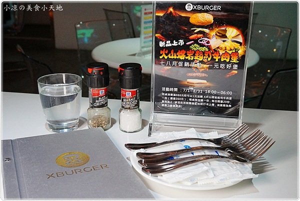 X-burger:台中南屯』X-Burger 美式餐廳║超邪惡宵夜美食。美式啤酒bar、運動餐廳、夜店風,火山熔岩起司牛肉堡只要1元?!!!
