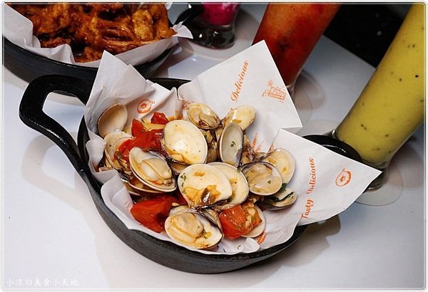 X-burger:台中南屯』X-Burger 美式餐廳║超邪惡宵夜美食。美式啤酒bar、運動餐廳、夜店風,火山熔岩起司牛肉堡只要1元?!!!