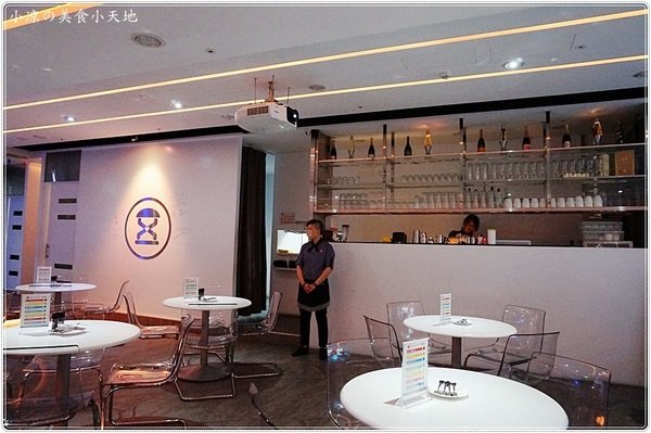 X-burger:台中南屯』X-Burger 美式餐廳║超邪惡宵夜美食。美式啤酒bar、運動餐廳、夜店風,火山熔岩起司牛肉堡只要1元?!!!