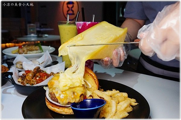 X-burger:台中南屯』X-Burger 美式餐廳║超邪惡宵夜美食。美式啤酒bar、運動餐廳、夜店風,火山熔岩起司牛肉堡只要1元?!!!