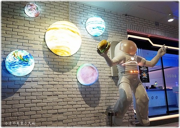 X-burger:台中南屯』X-Burger 美式餐廳║超邪惡宵夜美食。美式啤酒bar、運動餐廳、夜店風,火山熔岩起司牛肉堡只要1元?!!!