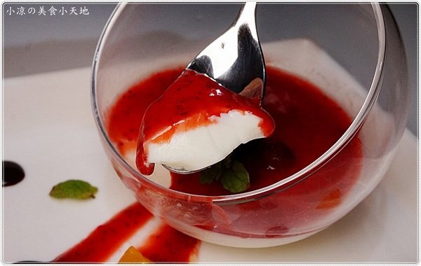 X-burger:台中南屯』X-Burger 美式餐廳║超邪惡宵夜美食。美式啤酒bar、運動餐廳、夜店風,火山熔岩起司牛肉堡只要1元?!!!