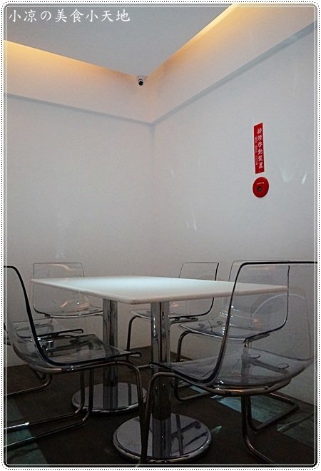 X-burger:台中南屯』X-Burger 美式餐廳║超邪惡宵夜美食。美式啤酒bar、運動餐廳、夜店風,火山熔岩起司牛肉堡只要1元?!!!