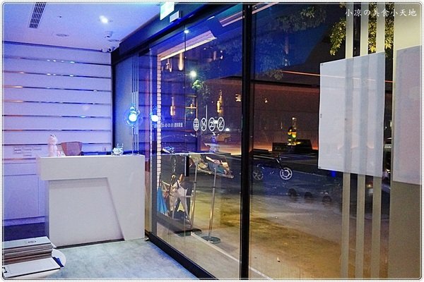 X-burger:台中南屯』X-Burger 美式餐廳║超邪惡宵夜美食。美式啤酒bar、運動餐廳、夜店風,火山熔岩起司牛肉堡只要1元?!!!