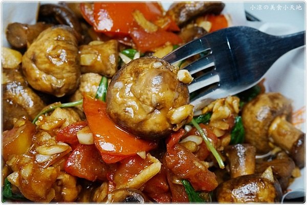 X-burger:台中南屯』X-Burger 美式餐廳║超邪惡宵夜美食。美式啤酒bar、運動餐廳、夜店風,火山熔岩起司牛肉堡只要1元?!!!