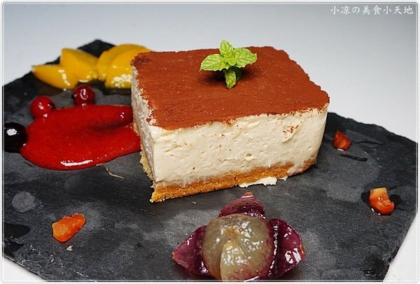 X-burger:台中南屯』X-Burger 美式餐廳║超邪惡宵夜美食。美式啤酒bar、運動餐廳、夜店風,火山熔岩起司牛肉堡只要1元?!!!