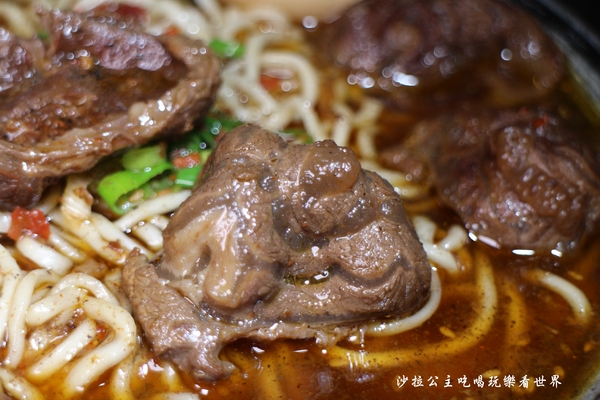 余記新川味肉麵館:古亭.公館美食『余記新川味肉麵館』牛肉麵/羊肋排/客家梅干扣肉/牛肉巨無霸