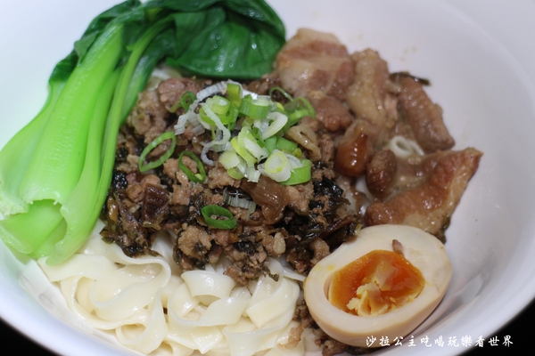 余記新川味肉麵館:古亭.公館美食『余記新川味肉麵館』牛肉麵/羊肋排/客家梅干扣肉/牛肉巨無霸