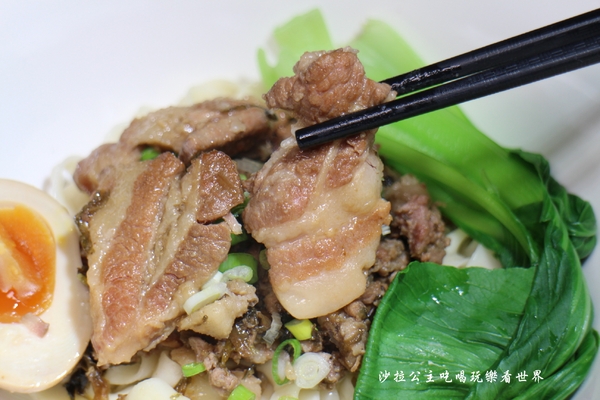 余記新川味肉麵館:古亭.公館美食『余記新川味肉麵館』牛肉麵/羊肋排/客家梅干扣肉/牛肉巨無霸