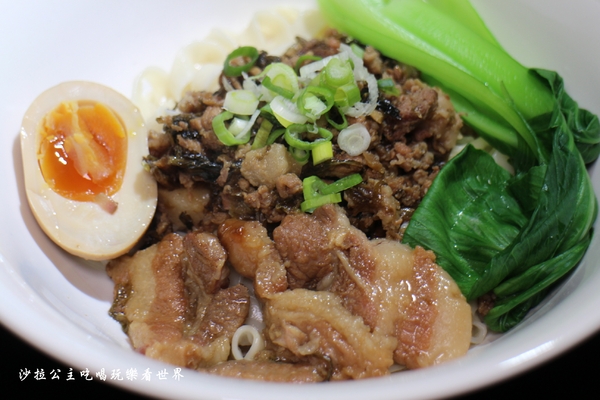 余記新川味肉麵館:古亭.公館美食『余記新川味肉麵館』牛肉麵/羊肋排/客家梅干扣肉/牛肉巨無霸