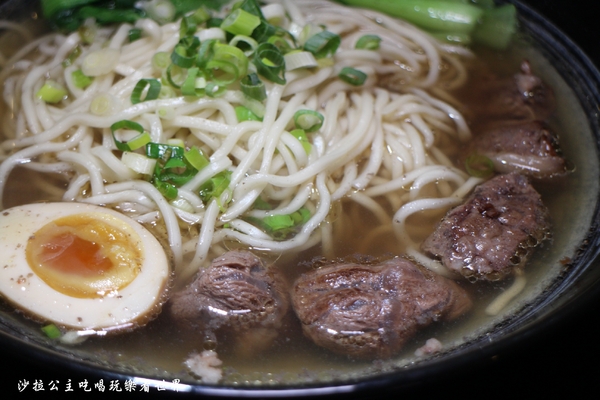 余記新川味肉麵館:古亭.公館美食『余記新川味肉麵館』牛肉麵/羊肋排/客家梅干扣肉/牛肉巨無霸