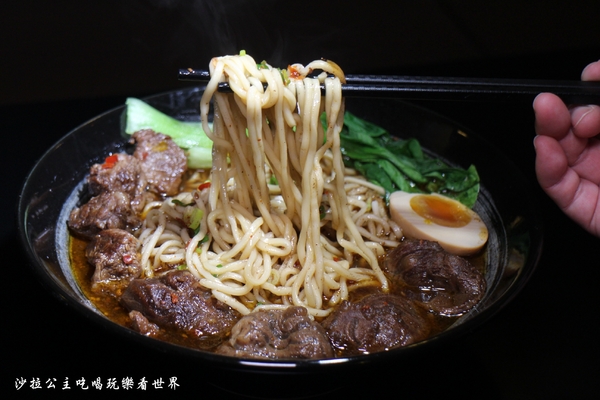 余記新川味肉麵館:古亭.公館美食『余記新川味肉麵館』牛肉麵/羊肋排/客家梅干扣肉/牛肉巨無霸