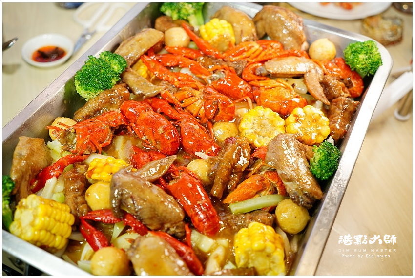 【桃園美食】港點大師．季節限定鮮蒸活體大閘蟹、小龍蝦料理新菜單!廣豐新天地美食推薦!