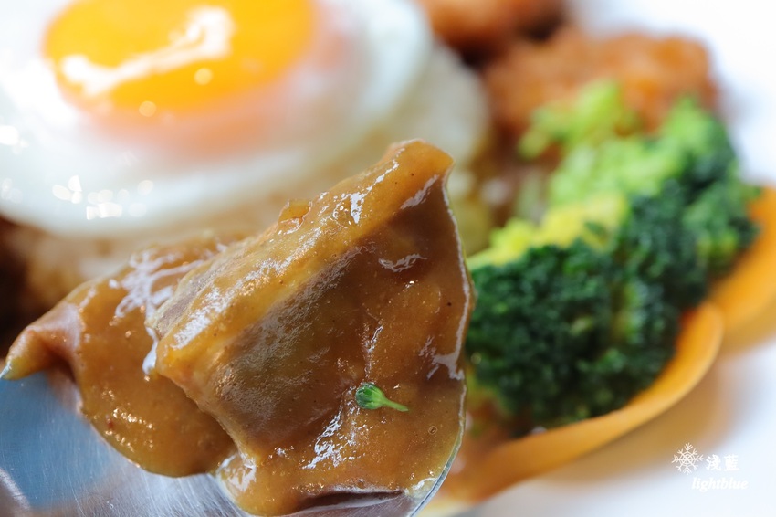 [ 南京復興站美食 ] 淺藍 × BooGoo Café  布咕咖啡～一盤三享受的咖喱飯、紅酒燉牛肉與珍珠奶茶磅蛋糕