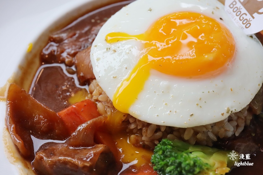 [ 南京復興站美食 ] 淺藍 × BooGoo Café  布咕咖啡～一盤三享受的咖喱飯、紅酒燉牛肉與珍珠奶茶磅蛋糕