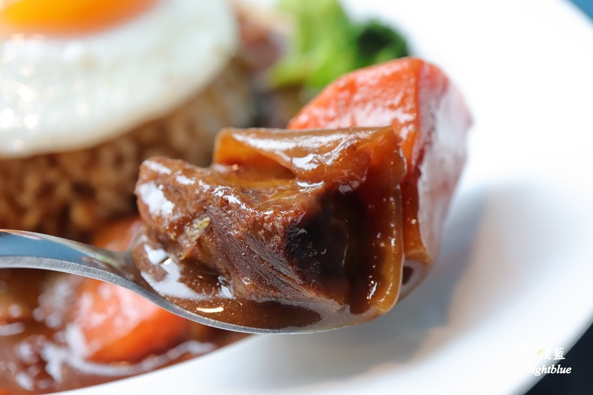 [ 南京復興站美食 ] 淺藍 × BooGoo Café  布咕咖啡～一盤三享受的咖喱飯、紅酒燉牛肉與珍珠奶茶磅蛋糕