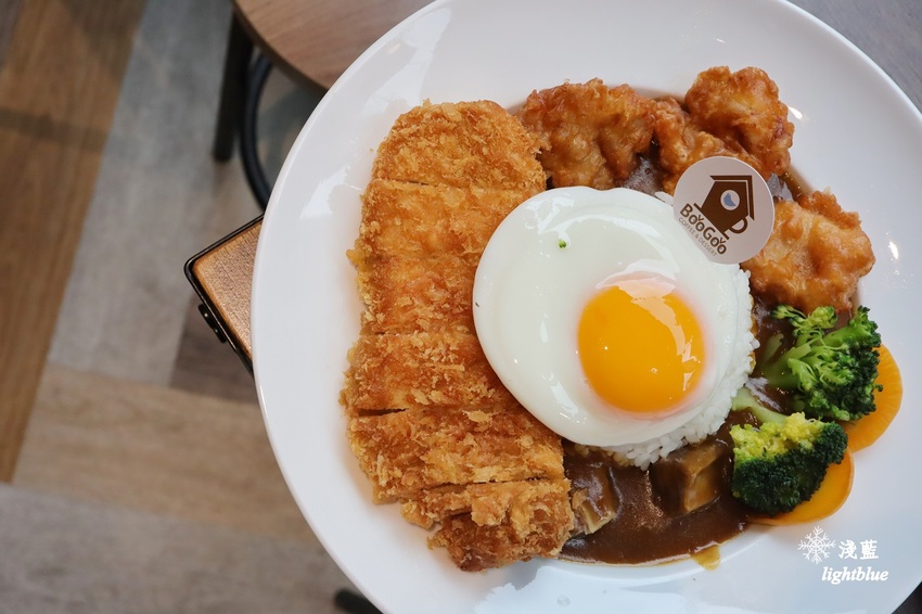 [ 南京復興站美食 ] 淺藍 × BooGoo Café  布咕咖啡～一盤三享受的咖喱飯、紅酒燉牛肉與珍珠奶茶磅蛋糕