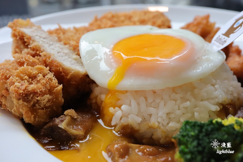 [ 南京復興站美食 ] 淺藍 × BooGoo Café  布咕咖啡～一盤三享受的咖喱飯、紅酒燉牛肉與珍珠奶茶磅蛋糕