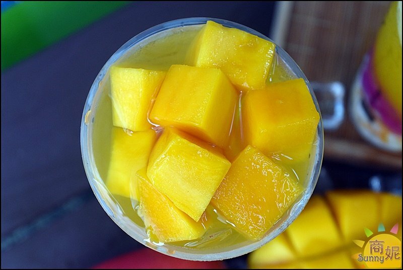 拾覺色彩繽紛夢幻芒果飲品!滿滿料豪華版厚Q楊枝甘露.超厚奶蓋IG狂洗版-商妮吃喝遊樂
