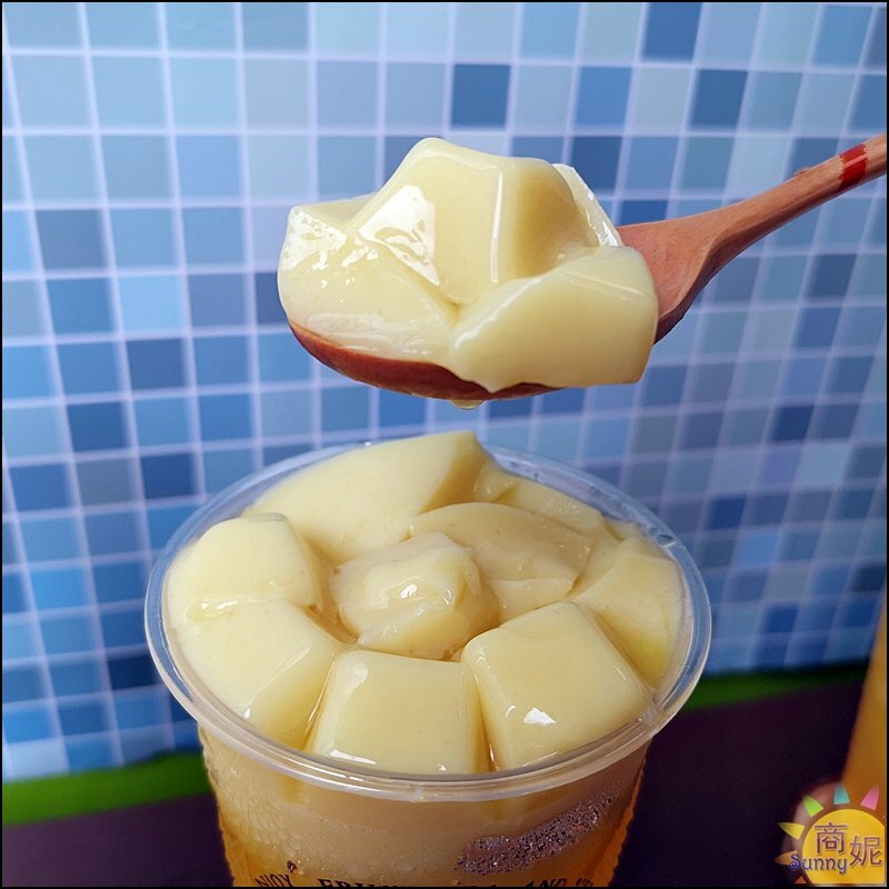 拾覺色彩繽紛夢幻芒果飲品!滿滿料豪華版厚Q楊枝甘露.超厚奶蓋IG狂洗版-商妮吃喝遊樂