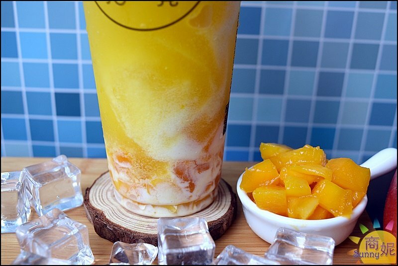 拾覺色彩繽紛夢幻芒果飲品!滿滿料豪華版厚Q楊枝甘露.超厚奶蓋IG狂洗版-商妮吃喝遊樂