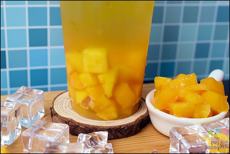 拾覺色彩繽紛夢幻芒果飲品!滿滿料豪華版厚Q楊枝甘露.超厚奶蓋IG狂洗版-商妮吃喝遊樂