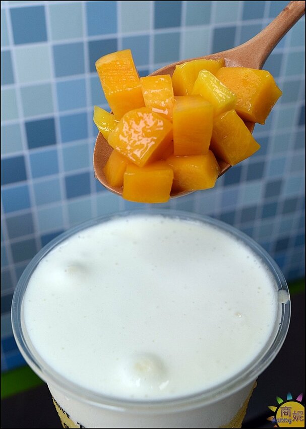 拾覺色彩繽紛夢幻芒果飲品!滿滿料豪華版厚Q楊枝甘露.超厚奶蓋IG狂洗版-商妮吃喝遊樂