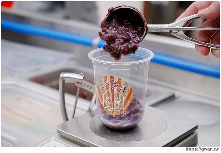 台中限定的草莓夾心來囉，加了米茶，獨特滋味只有這裡能喝到！還有超好拍的斑馬紋飲品和紅豆粉粿