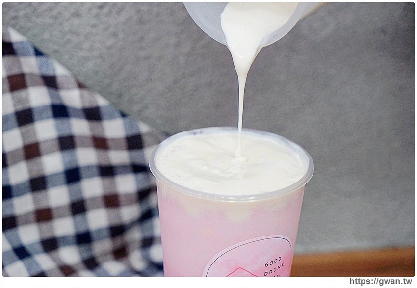 台中限定的草莓夾心來囉，加了米茶，獨特滋味只有這裡能喝到！還有超好拍的斑馬紋飲品和紅豆粉粿